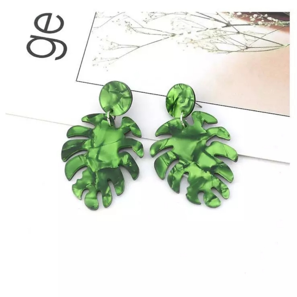 🔹️Green Tortoise Leaf Acrylic Statement Earrings - Picture 3 of 5